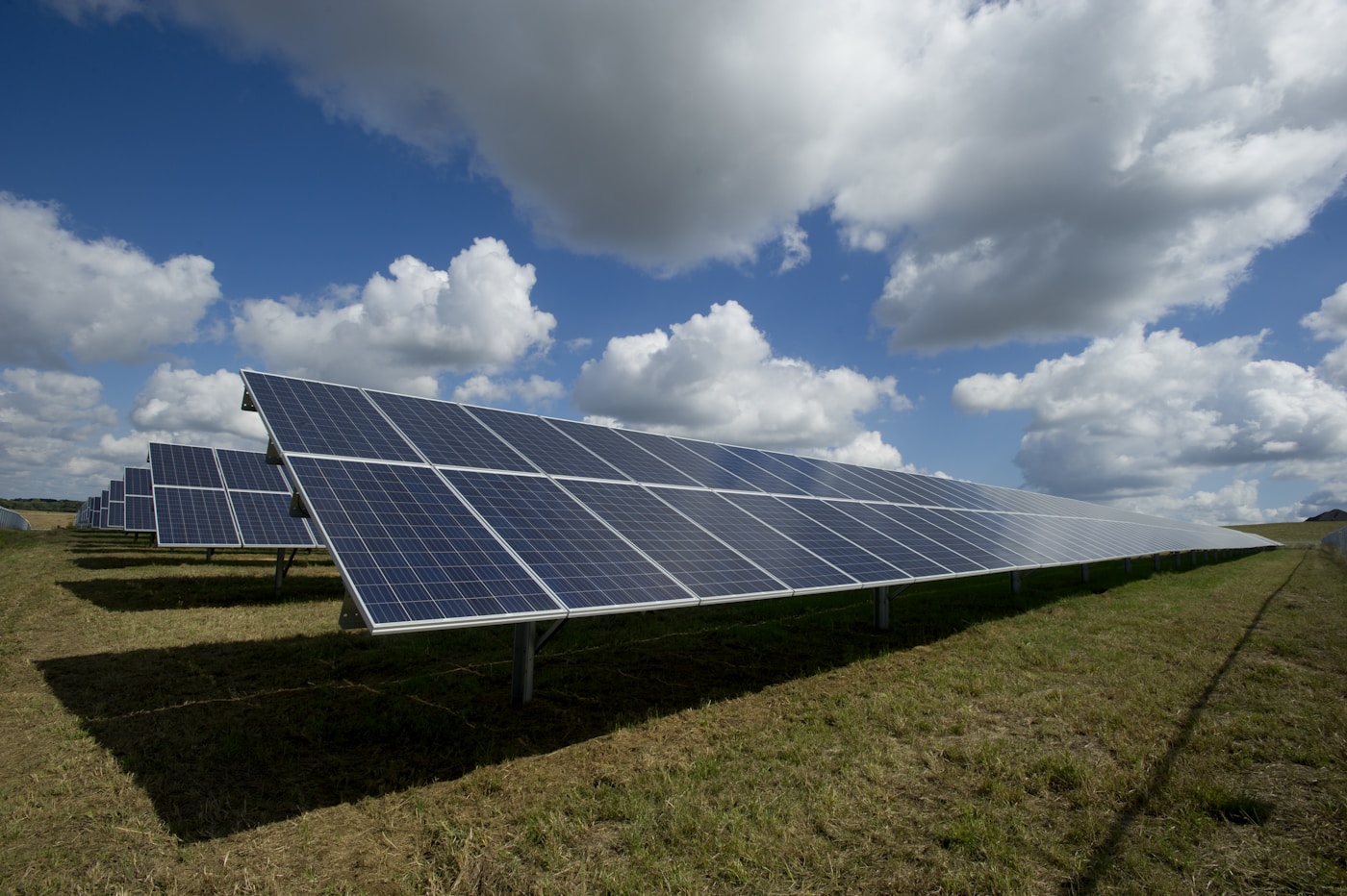 Painéis solares sob a luz do sol — imagem ilustrativa
